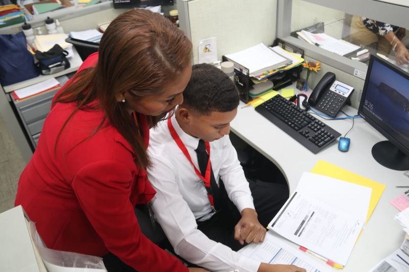 Prácticas profesionales en el Ministerio de Gobierno impulsan carreras de estudiantes