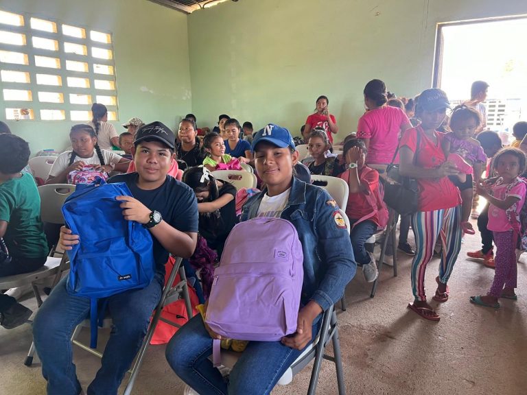 Fundación MAPFRE entrega mochilas y esperanza a 200 estudiantes en Antón