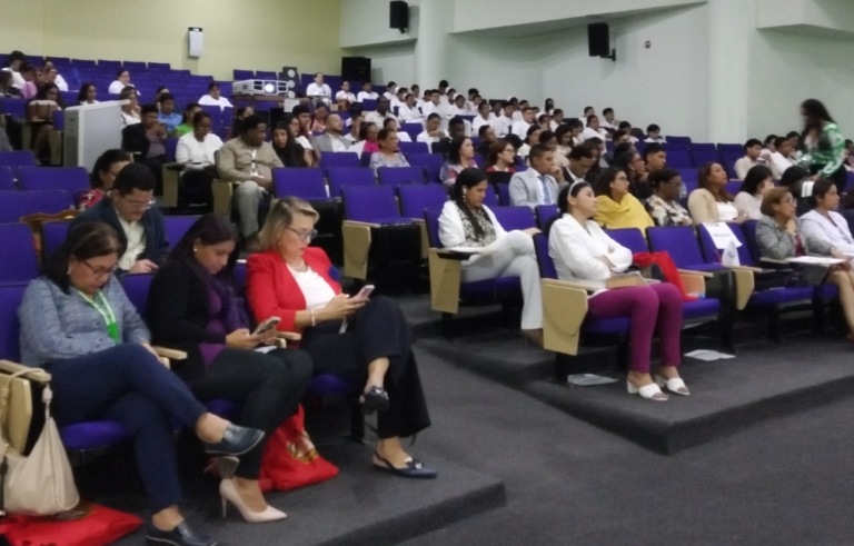 Estudiantes y profesionales de Enfermería impulsan la investigación científica en Panamá