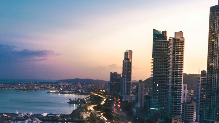 La banca latinoamericana mantiene su fortaleza pese a la desaceleración global, con Panamá entre los mercados más rentables, según McKinsey