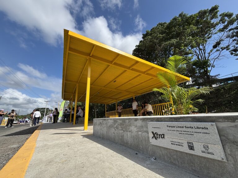 Supermercados Xtra y la Alcaldía de San Miguelito eliminan un punto de contaminacióny lo transforman en un parque