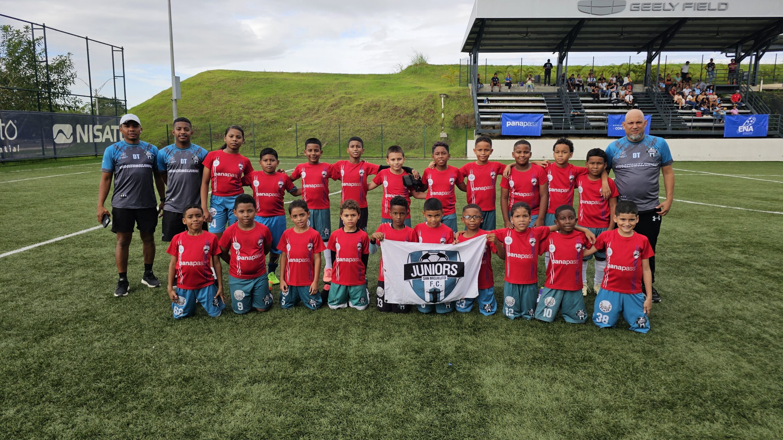 ENA celebra la Navidad con niños de San Miguelito a través del deporte