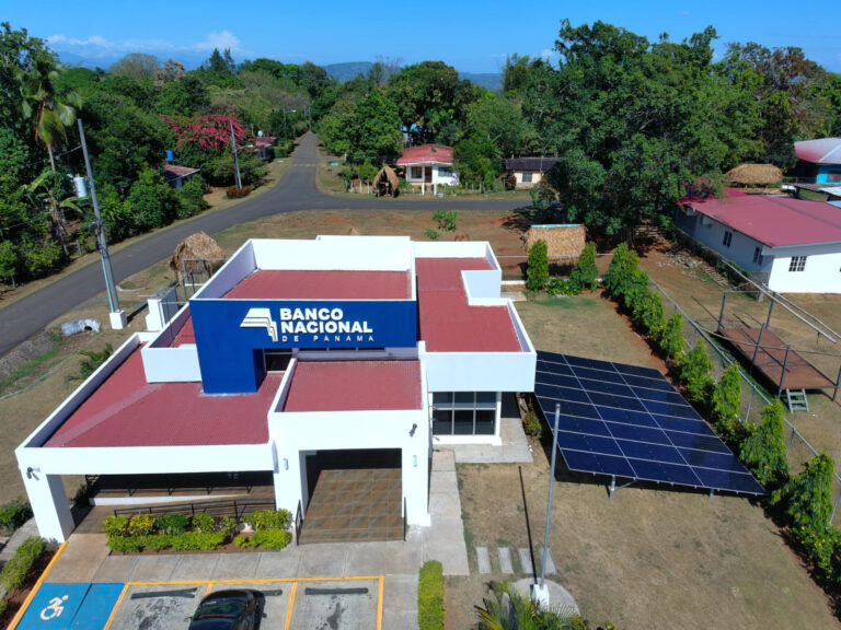 Banconal impulsa energía solar en sus sucursales