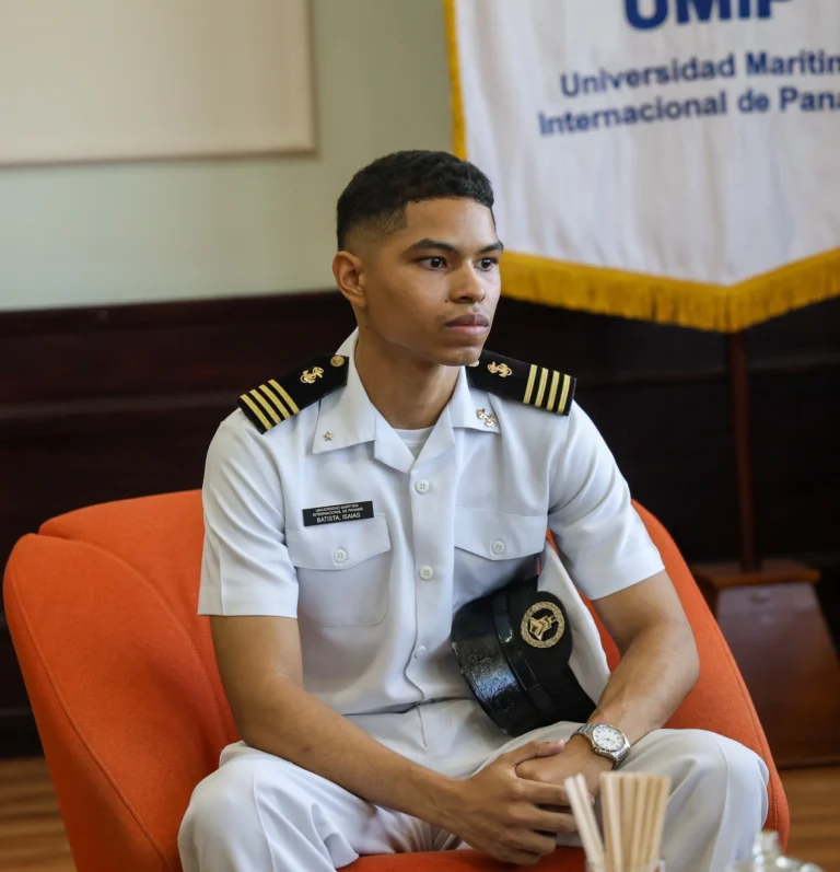 Estudiante de la UMIP hace historia al ingresar a la flota de Tsakos Shipping & Trading
