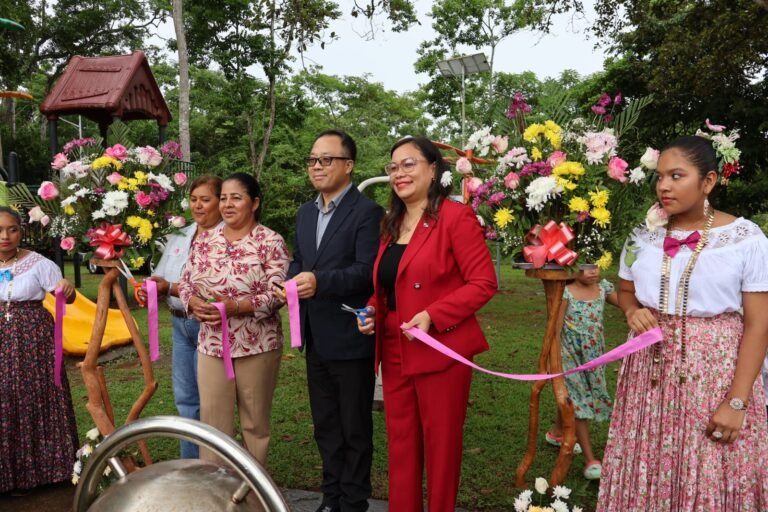 China dona ambulancia, paneles solares y parque en Panamá Oeste