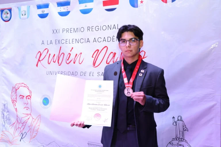 Estudiante de la UMIP es galardonado a nivel regional por su excelencia académica